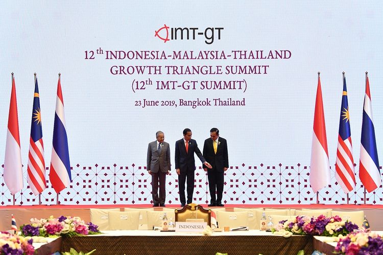 Presiden Joko Widodo (tengah) bersama Perdana Menteri Malaysia Mahathir Mohamad (kiri) dan Perdana Menteri Thailand Prayut Chan O-cha berfoto bersama saat 12th Indonesia-Malaysia-Thailand Growth Triangle Summit  (IMT-GT SUMMIT) disela-sela KTT ASEAN ke-34 di Bangkok, Thailand, Minggu (23/6/2019). ANTARA FOTO/Puspa Perwitasari/foc.