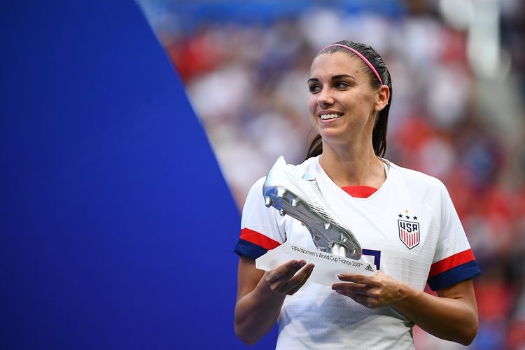 Striker timnas putri Amerika Serikat, Alex Morgan, menerima Sepatu Perak pada Piala Dunia 2019.