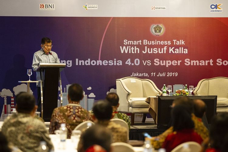 Wakil Presiden Jusuf Kalla menyampaikan keynote speech pada acara Smart Business Talk yang diselenggarakan oleh Persatuan Wartawan Indonesia di Jakarta, Kamis (11/7/2019). Acara tersebut mengangkat tema Making Indonesia 4.0 vs Super Smart Society 5.0. ANTARA FOTO/Dhemas Reviyanto/wsj. *** Local Caption *** 
