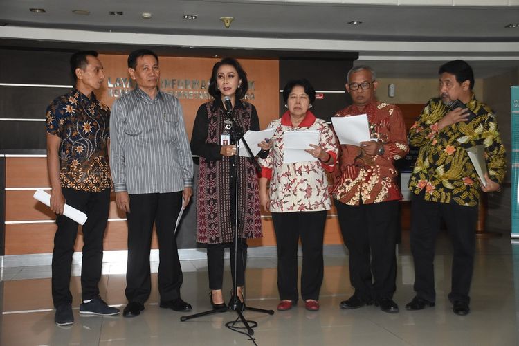 Ketua Panitia Seleksi Capim KPK Yenti Garnasih (ketiga kiri) bersama anggota Harkristuti Harkrisnowo (ketiga kanan), Al Araf (kiri), Hendardi (kanan), Marcus Priyo Gunarto (kedua kanan), dan Mualimin Abdi (kedua kiri) memberikan keterangan kepada wartawan terkait proses seleksi capim KPK di Kantor Kementerian Sekretariat Negara, Jakarta, Kamis (11/7/2019). Panitia seleksi calon pimpinan KPK masa jabatan 2019-2023 mengumumkan sebanyak 192 orang dari 376 pendaftar dinyatakan lulus dalam seleksi administrasi, untuk selanjutnya mengikuti seleksi tahap berikutnya yakni uji kompetensi pada Kamis (18/7) mendatang. ANTARA FOTO/Indrianto Eko Suwarso/hp.