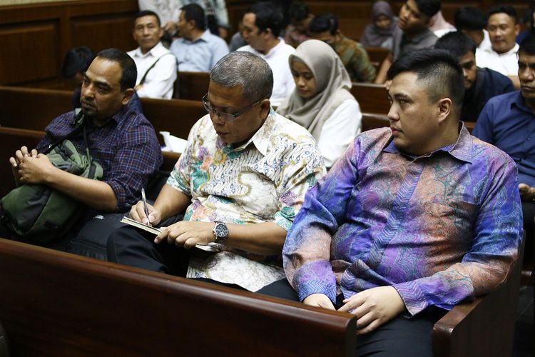 Tiga terdakwa kasus dugaan suap proyek-proyek pembangunan Sistem Penyediaan Air Minum (SPAM) di Kementerian PUPR Teuku Mochamad Nazar (kiri), Anggiat P Nahot Simaremare (tengah) dan Donny Sofyan Arifin (kanan) bersiap untuk menjalani sidang tuntutan di Pengadilan Tipikor, Jakarta, Rabu (17/7/2019). Jaksa Penuntut Umum KPK menuntut terdakwa I Anggiat P Nahot Simaremare delapan tahun penjara denda Rp400 juta subsider empat bulan kurungan, terdakwa II Donny Sofyan Arifin lima tahun penjara denda Rp300 juta subsider tiga bulan kurungan, terdakwa III Teuku Mochamad Nazar delapan tahun penjara denda Rp500 juta subsider 4 bulan kurungan, dan terdakwa IV Meina Woro Kustinah lima tahun enam bulan penjara denda Rp300 juta subsider 3 bulan kurungan karena terbukti bersalah menerima suap. ANTARA FOTO/Rivan Awal Lingga/ama.