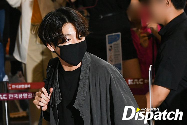 Jungkook BTS mengenakan hanbok di bandara di Korea Selatan saat akan terbang ke Jepang.