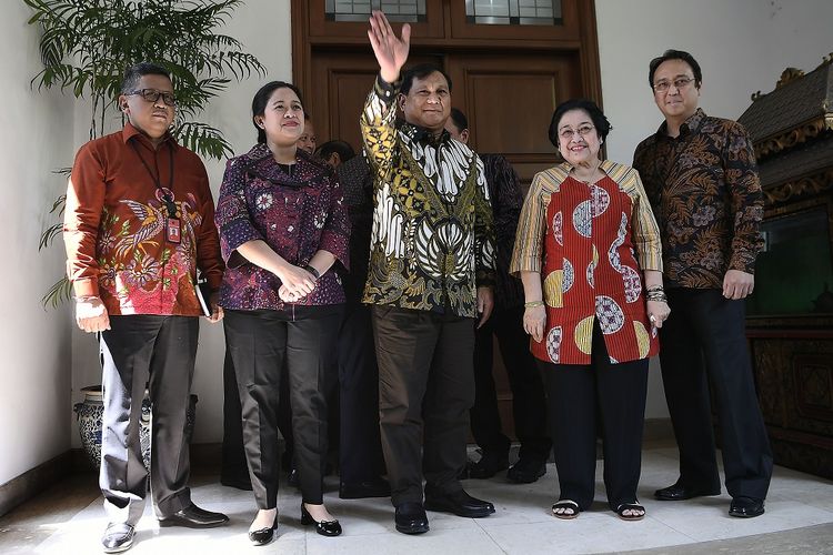 Ketua Umum PDI Perjuangan Megawati Soekarnoputri (kedua kanan) didampingi Puan Maharani (kedua kiri), Prananda Prabowo (kanan) serta Sekjen PDI Perjuangan Hasto Kristianto (kiri) menerima Ketua Umum Partai Gerindra Prabowo Subianto (tengah) di kediaman Jalan Teuku Umar, Jakarta, Rabu (24/7/2019).  ANTARA FOTO/Puspa Perwitasari/hp.