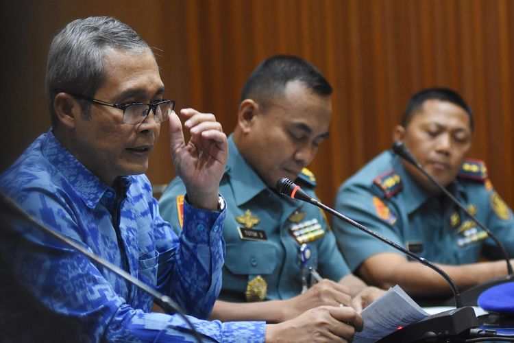 Wakil Ketua KPK Alexander Marwata (kiri) didampingi Direktur Pembinaan dan Penegakkan Hukum Puspom AL Kolonel Laut (PM) Totok Safaryanto (tengah) dan Komandan Satuan Pelaksana Puspom AL Letkol Laut (PM) Tuyatman (kanan) memberikan keterangan pers terkait penetapan tersangka baru dalam pengembangan kasus suap Bakamla di gedung KPK, Jakarta, Rabu (31/7/2019). KPK menetapkan empat tersangka baru terkait dugaan korupsi dalam pengadaan Backbone Coastal Surveillance System (BCSS) yang terintegrasi dengan Bakamia Integrated Informotion System (BIIS) pada Badan Keamanan Laut (Bakamla) tahun 2016 dari pengembangan perkara suap pengadaan satelit monitoring di Bakamla. Keempat tersangka itu adalah Ketua Unit Layanan Pengadaan Leni Marlena (LM), Anggota Unit Layanan Pengadaan Juli Amar Maruf (JAM), Bambang Udoyo selaku Pejabat Pembuat Komitmen (PPK) pada TNI-AL, dan Rahardjo Pratjihno (RJP) selaku Direktur Utama PT CMI Teknologi. ANTARA FOTO/Indrianto Eko Suwarso/hp.