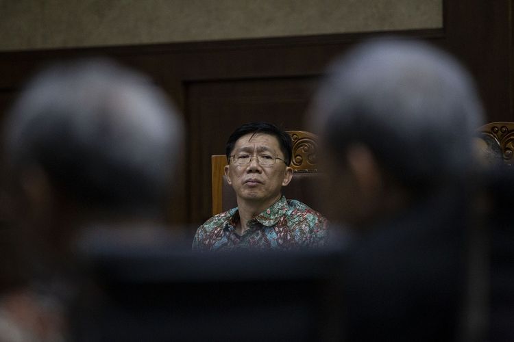 Terdakwa kasus dugaan suap pengadaan barang dan jasa di PT Krakatau Steel Tbk Kenneth Sutardja mendengarkan keterangan saksi pada sidang lanjutan di Pengadilan Tipikor, Jakarta, Senin (15/7/2019). Sidang tersebut beragenda mendengarkan keterangan empat orang saksi yang dihadirkan Jaksa Penuntut Umum (JPU) KPK. ANTARA FOTO/Dhemas Reviyanto/pd. *** Local Caption *** 
