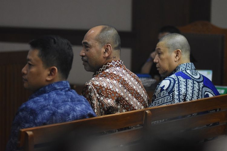 Tiga terdakwa kasus dugaan suap dana hibah Kemenpora kepada KONI, mantan Deputi IV bidang Peningkatan Prestasi Olahraga Kemenpora Mulyana (tengah), Pejabat Pembuat Komitmen (PPK) Kemenpora Adhi Purnomo (kanan) dan Staf Kemenpora Eko Triyanto (kiri) mengikuti sidang lanjutan di Pengadilan Tipikor, Jakarta, Kamis (18/7/2019). Sidang beragenda mendengarkan keterangan seorang saksi meringankan bagi terdakwa Adhi Purnomo dan Eko Triyanto, sedangkan terdakwa Mulyana tidak mengajukan saksi meringankan. ANTARA FOTO/Indrianto Eko Suwarso/wsj.