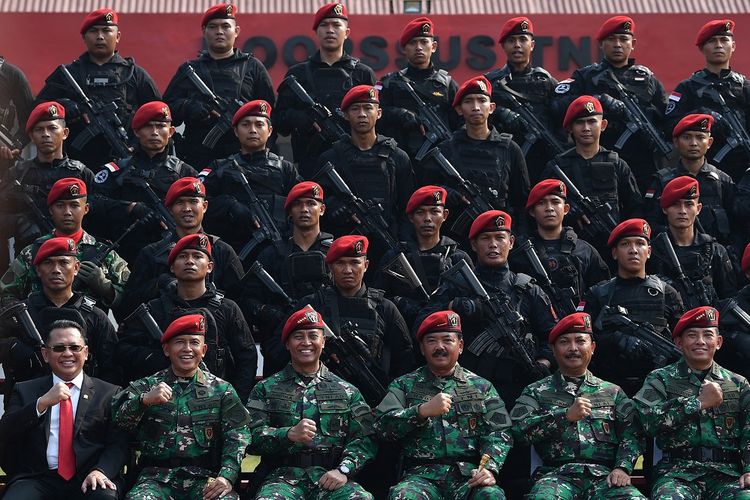 Panglima TNI Marsekal TNI Hadi Tjahjanto (ketiga kanan) didampingi Kasad Jenderal TNI Andika Perkasa (ketiga kiri), Kasal Laksamana TNI Siwi Sukma Adji (kedua kanan) dan Kasau Marsekal TNI Yuyu Sutisna (kanan), Komandan Komando Operasi Khusus (Koopssus) TNI Brigjen TNI Rochadi (kedua kiri) dan Ketua DPR Bambang Soesatyo (kiri) melakukan sesi foto saat peresmian Koopssus TNI di Mabes TNI, Cilangkap,  Jakarta, Selasa (30/7/2019). Pembentukan Koopssus TNI yang berasal dari pasukan elite tiga matra TNI tersebut bertujuan untuk nenghadapi spektrum ancaman yang semakin kompleks. ANTARA FOTO/Sigid Kurniawan/foc.