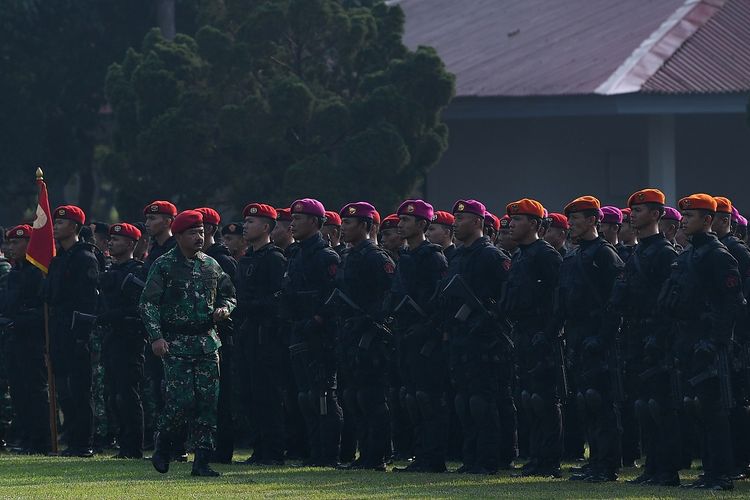 Panglima TNI Marsekal TNI Hadi Tjahjanto meninjau pasukan Komando Operasi Khusus (Koopssus) TNI saat diresmikan di Mabes TNI, Cilangkap, Selasa (30/7/2019). Pembentukan Koopssus TNI yang berasal dari pasukan elite tiga matra TNI tersebut bertujuan untuk nenghadapi spektrum ancaman yang semakin kompleks. ANTARA FOTO/Sigid Kurniawan/foc.