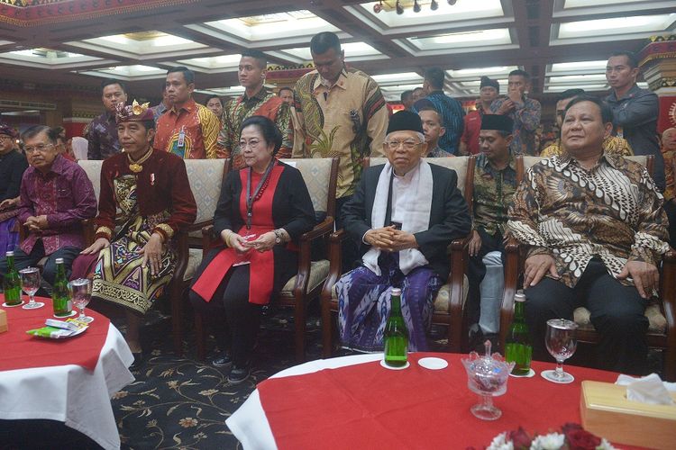 Presiden Joko Widodo (kedua kiri) bersama Wakil Presiden Yusuf Kalla (kiri), Ketua Umum DPP PDIP Megawati Soekarnoputri (ketiga kiri), Wakil Presiden terpilih Maruf Amin (kedua kanan) dan Ketua Umum Partai Gerindra Prabowo Subianto, hadir pada pembukaan Kongres V PDIP di Sanur, Bali, Kamis (8/8/2019). Kongres V PDIP yang berlangsung 8-11 Agustus 2019 tersebut dihadiri sekitar 2.170 peserta dari 514 Dewan Pimpinan Cabang (DPC), 34 Dewan Pimpinan Daerah (DPD), para pengamat dan sejumlah pimpinan partai politik. ANTARA FOTO/Nyoman Budhiana/ama.
