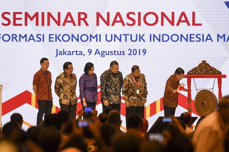 Wakil Presiden Jusuf Kalla (kanan) disaksikan Menko Perekenomian Darmin Nasution (kedua kanan), Menteri Keuangan Sri Mulyani (ketiga kiri), Gubernur BI Perry Warjiyo (ketiga kanan), Menteri ATR/Kepala BPN Sofyan Djalil (kedua kiri) dan Kepala BKPM Thomas Lembong  (kiri) memukul gong saat membuka seminar nasional perekonomian di Jakarta, Jumat (9/8/2019). Seminar nasional yang digelar dalam rangka perayaan ulang tahun ke-53 Kemenko Perekonomian itu mengusung tema Transformasi Ekonomi untuk Indonesia Maju. ANTARA FOTO/Hafidz Mubarak A/foc.