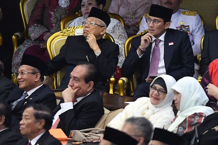 Wakil Presiden Terpilih Maruf Amin (kiri) dan mantan calon Wakil Presiden Sandiaga Uno (kanan) mengikuti Sidang Bersama DPD-DPR di Kompleks Parlemen, Senayan, Jakarta, Jumat (16/8/2019). ANTARA FOTO/Sigid Kurniawan/hp.