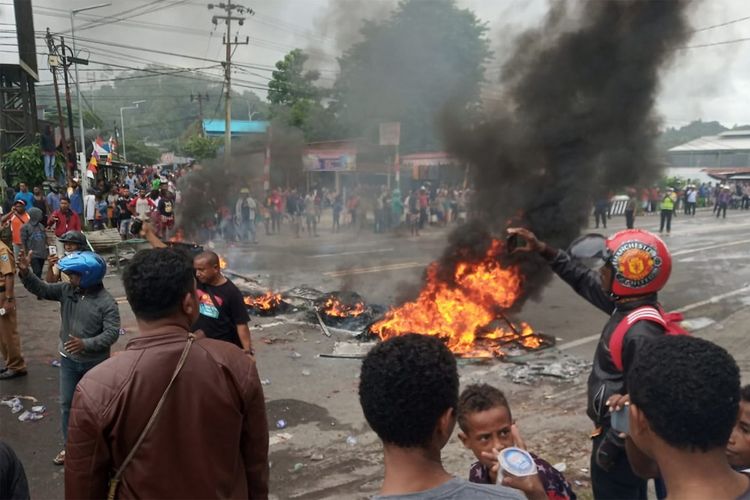 Massa membakar ban saat kerusuhan di pintu masuk Jl. Trikora Wosi Manokwari, Senin (19/8/2019).  Aksi ini merupakan buntut dari kemarahan mereka atas peristiwa yang dialami mahasiswa asal Papua di Surabaya, Malang dan Semarang. ANTARA FOTO/Toyiban/pras/ama.