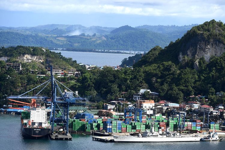 Suasana Pelabuhan Jayapura, Kota Jayapura, Papua, Senin (2/9/2019). Sejumlah perkantoran mulai beraktivitas kembali setelah sempat tutup pascaunjuk rasa warga Papua pada Kamis (29/8/2019). ANTARA FOTO/Zabur Karuru/ama.