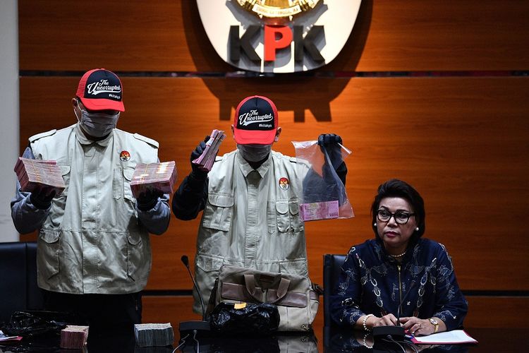 Wakil Ketua KPK Basaria Panjaitan (kanan) dan penyidik menunjukkan barang bukti hasil operasi tangkap tangan (OTT) di kantor KPK, Jakarta, Rabu (4/9/2019). Dari hasil operasi tersebut KPK menetapkan tujuh orang tersangka dua diantaranya yaitu Bupati Kabupaten Bengkayang Suryadman Gidot dan Kepala Dinas PUPR Bengkayang Alexius sebagai tersangka kasus dugaan suap terkait proyek pekerjaan di Pemerintah Kabupaten Bengkayang, Kalimantan Barat tahun 2019 dengan barang bukti telepon genggam, buku tabungan dan uang sebesar Rp336 juta. ANTARA FOTO/Sigid Kurniawan/hp.