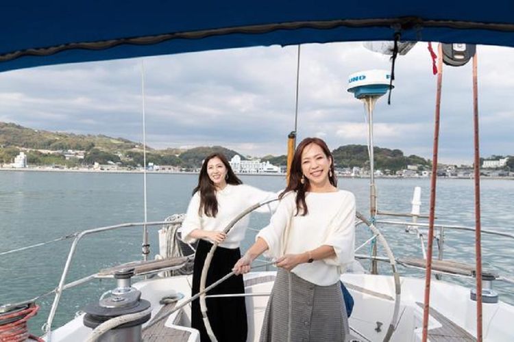 Naik kapal pesiar santai sambil melihat pulau-pulau Setouchi.
