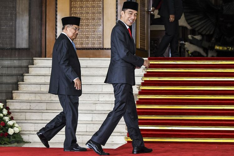 Presiden Joko Widodo (kanan) bersama Wakil Presiden Jusuf Kalla (kiri) memasuki ruang pelantikan anggota DPR RI di Kompleks Parlemen, Senayan, Jakarta Selasa (1/10/2019). Sebanyak 575 anggota DPR terpilih dan 136 orang anggota DPD terpilih diambil sumpahnya. ANTARA FOTO/Galih Pradipta/pd.