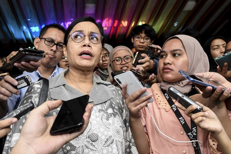 Menteri Keuangan Sri Mulyani Indrawati menjawab pertanyaan wartawan usai mengikuti Rapat Koordinasi (Rakor) tentang Kebijakan Stimulus ke-2 Dampak Covid-19 di kantor Kemenko Perekonomian, Jakarta, Rabu (11/3/2020). Dalam Rakor tersebut dihasilkan beberapa hal, salah satunya tentang stimulus PPH Pasal 21 yang akan ditanggung Pemerintah untuk sejumlah industri. 