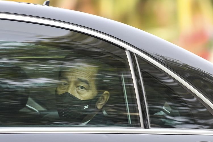 Presiden Joko Widodo berada di dalam mobil saat akan mengikuti Upacara Ziarah Nasional di Taman Makam Pahlawan Nasional Utama (TMPU) Kalibata, Jakarta, Selasa (10/11/2020). Upacara Ziarah Nasional tersebut merupakan rangkaian peringatan Hari Pahlawan 10 November 2020. Selanjutnya, Presiden Joko Widodo akan menganugerahkan gelar Pahlawan Nasional kepada enam tokoh yang telah melalui proses seleksi oleh Kementerian Sosial dan Dewan Gelar dan Tanda Kehormatan. ANTARA FOTO/M Risyal Hidayat/aww.