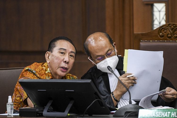 Terpidana kasus cessie Bank Bali Djoko Tjandra (kiri) selaku terdakwa perkara suap kepada jaksa dan perwira tinggi Polri serta pemufakatan jahat, berbincang dengan penasehat hukum saat menjalani sidang lanjutan di Pengadilan Tipikor, Jakarta, Kamis (17/12/2020). Sidang tersebut beragendakan pemeriksaan dua orang saksi yang dihadirkan oleh Jaksa Penuntut Umum yakni Andi Irfan dan Wyasa Kolopaking. ANTARA FOTO/M Risyal Hidayat/foc.