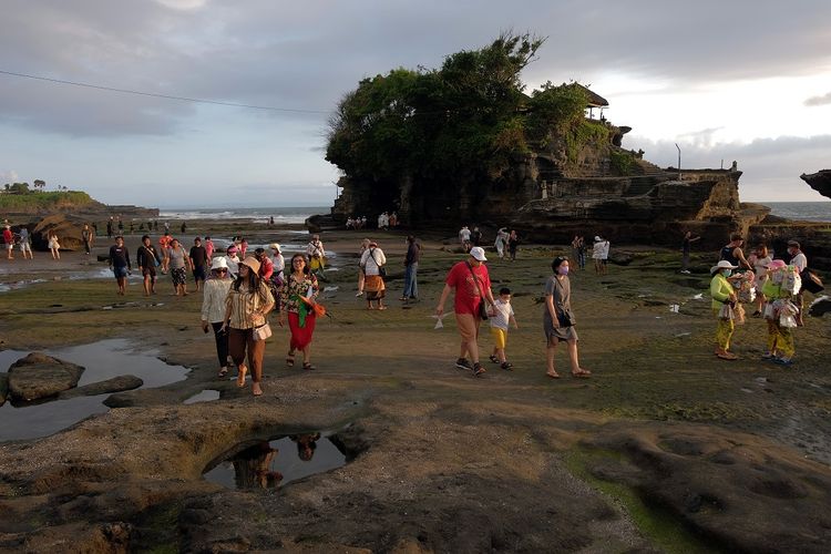 Wisatawan mengunjungi objek wisata Tanah Lot pada pemberlakuan pembatasan kegiatan masyarakat (PPKM) level 3 di Tabanan, Bali, Sabtu (9/10/2021). Objek wisata di Pulau Dewata tersebut mulai ramai dikunjungi wisatawan domestik setelah kasus COVID-19 melandai dan menjelang dibukanya kembali Pariwisata Bali untuk wisatawan mancanegara pada 14 Oktober 2021 mendatang. ANTARA FOTO/Nyoman Hendra Wibowo/nz
