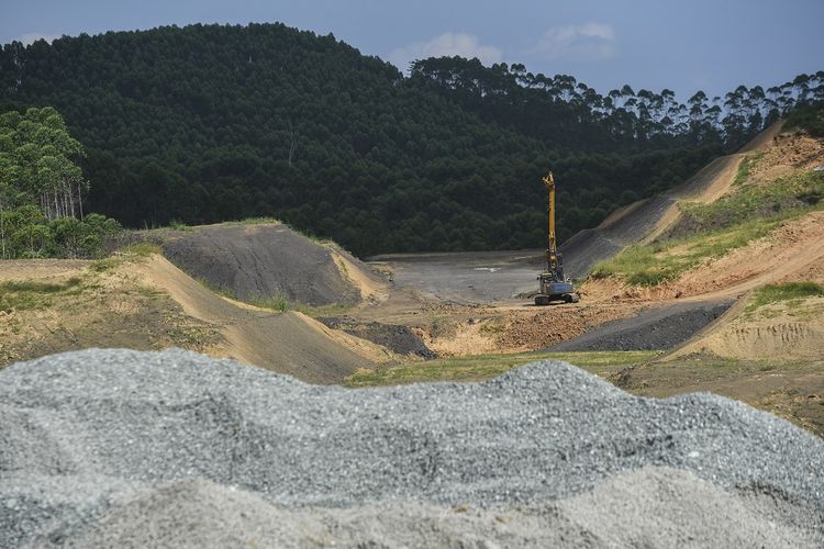 Alat berat beroperasi membangun jalur logistik di lahan hutan tanaman industri yang akan menjadi Kawasan Inti Pusat Pemerintahan  Ibu Kota Negara (IKN) Nusantara di Kecamatan Sepaku, Penajam Paser Utara, Kalimantan Timur, Selasa (15/3/2022). Kawasan Inti Pusat Pemerintahan IKN Nusantara seluas 6.671 hektare itu rencananya akan terbagi menjadi tiga klaster, yaitu klaster kawasan inti pemerintahan, klaster pendidikan, dan klaster kesehatan. ANTARA FOTO/Hafidz Mubarak A/nym.