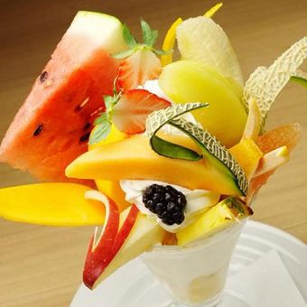 Pada menu khusus dari toko Kajitsuen yaitu “Mix Fruit Parfait” (seharga 1.250 yen), Anda bisa selalu merasakan kesegaran dari buah-buahan yang sedang musim saat menikmatinya