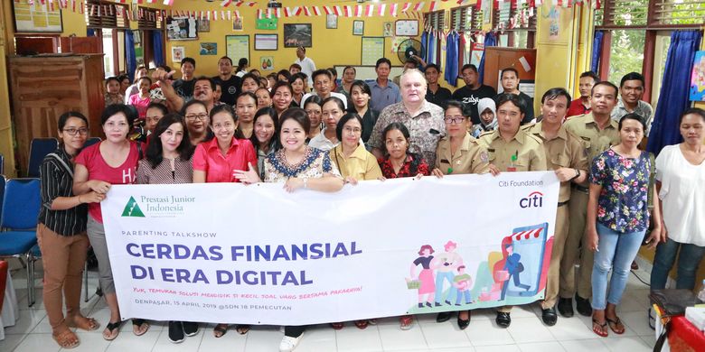100 orangtua siswa SDN 18 Pemecutan, Denpasar memperoleh edukasi pentingnya mengajarkan pengelolaan uang kepada anak di tengah tingginya paparan budaya konsumtif melalui teknologi dalam Citi Parenting Talkshow bertajuk ?Cerdas Finansial di Era Digital? (15/4/2019).