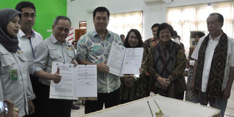 Penandantanganan kerja sama Pengelolaan TNL Bunaken antara Kementerian LHK dengan Pemerintah Provinsi Sulut di Manado, Kamis (11/1/2018).