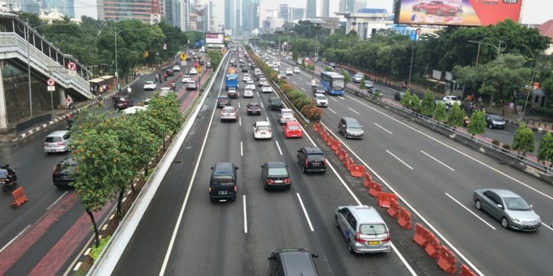 Lalu lintas di ruas Jalan Gatot Subroto, Jakarta Selatan terpantau lancar,  Jumat (15/6/2018) sore. 