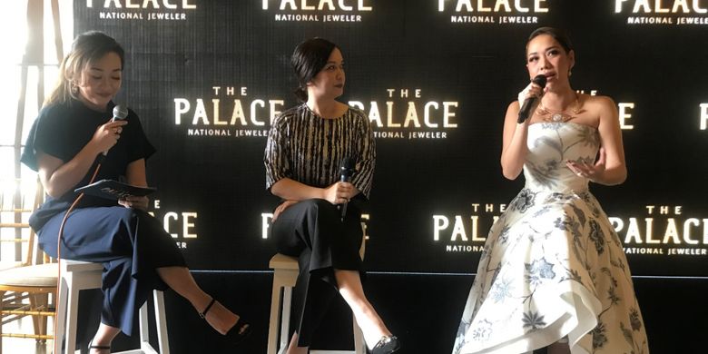 Talkshow perhiasan bersama General Manager The Palace National Jeweler Jelita Setifa (tengah) dan Bunga Citra Lestari (kanan).