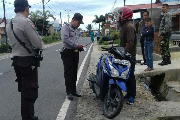 Petugas Polres Simalungun menggelar razia di jalan raya pasca kaburnya napi narkotika, Ibnu Putra (25), pada Jumat (4/8/2017).