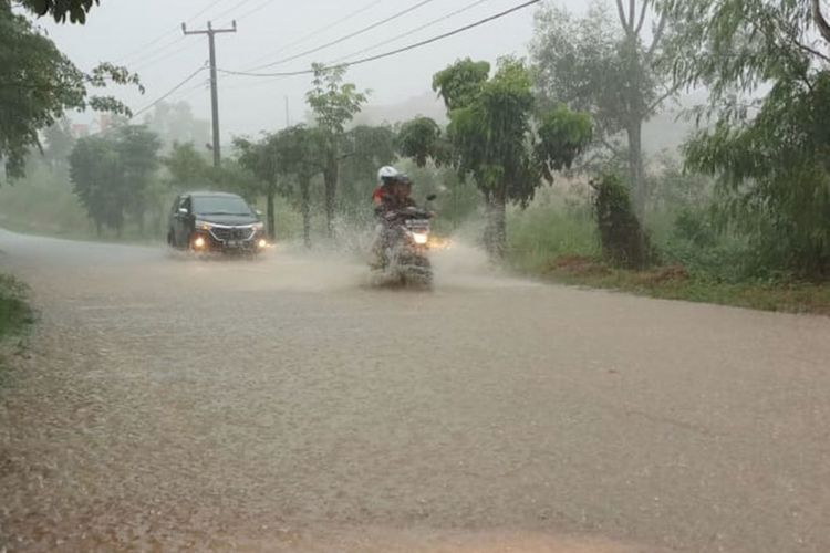 Hanya sekitar satu jam diguyur hujan, dari pukul 11.40 WIB hingga pukul 12.50 WIB sebagian wilayah Batam, Kepulauan Riau (Kepri) tergenang air, Rabu (25/11/2018).
