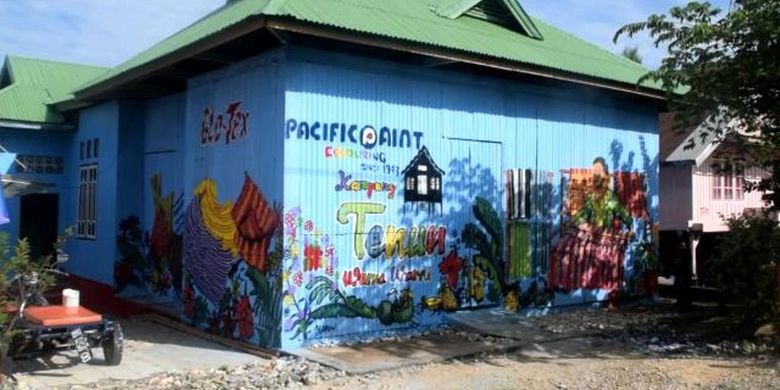 Rumah Kampung Sulaa, di Kelurahaan Sulaa, Kecamatan Betoambari, Kota Baubau, Sulawesi Tenggara dicat warna-warni dengan membentuk  berbagai lukisan. Sebuah rumah warga di cat dengan lukisan kampung tenun, Kamis (14/3/2019).