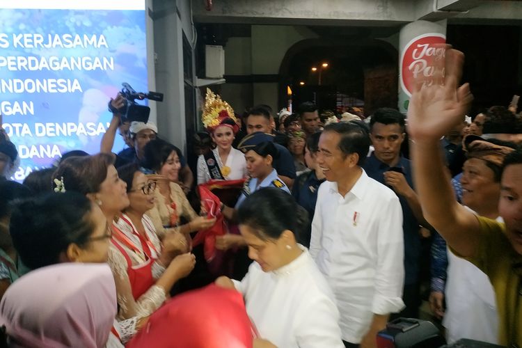 Presiden Jokowi menyapa pedagang di pasar Badung, Denpasar usai meresmikan pasar terbesar di Bali tersebut