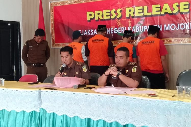 Kejaksaan Negeri (Kejari) Mojokerto Jawa Timur, pada Kamis (22/8/2019), menggelar Konferensi Pers terkait penanganan 2 kasus pembunuhan dan pembakaran mayat di wilayah Mojokerto.