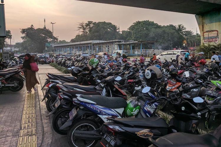 Jalan Ir. H. Juanda dipenuhi Kendaraan Jamaah yang Tidak Kebagian Tempat Parkir yang Telah disediakan di Masjid Istiqlal, Minggu (11/8/2019)