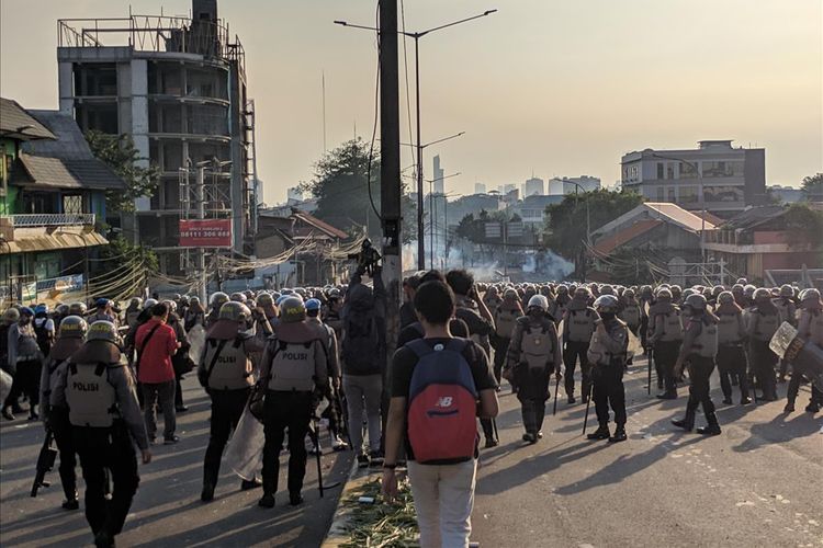 kerusuhan kembali memanas di sekitar flyover Slipi(KOMPAS.com/JIMMY RAMADHAN AZHARI)