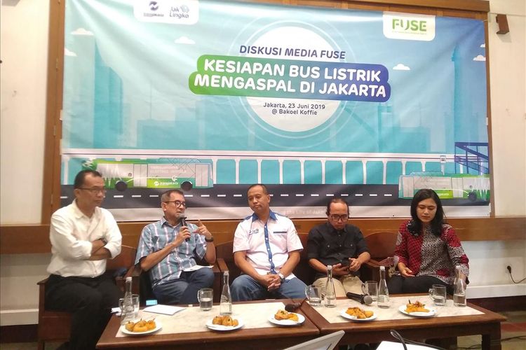 (ki-ka) Pengamat Tatakota Yayat Supriatna, Pengamat Kebijakan Publik Agus Pambagio, Dirut Transjakarta Agung Wicaksono, Direktur Komite Penghapusan Bensin Bertimbal (KPBB) Ahmad Syafrudin, dan Moderator Brigitta Manohara saat diskusi media FUSE mengenai Kesiapan Bus Listrik Mengaspal di Jakarta, Minggu (23/6/2019).