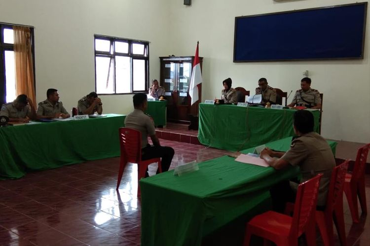 Briptu FM dihadirkan dalam sidang Komisi Kode Etik Profesi Polri (KKEPP) di ruang rapat utama Polres Pulau Buru, Maluku, Senin (2/7/2019). Briptu FM menjalani sidang kode etik atas tuduhan menghamili dua wanita sekaligus 