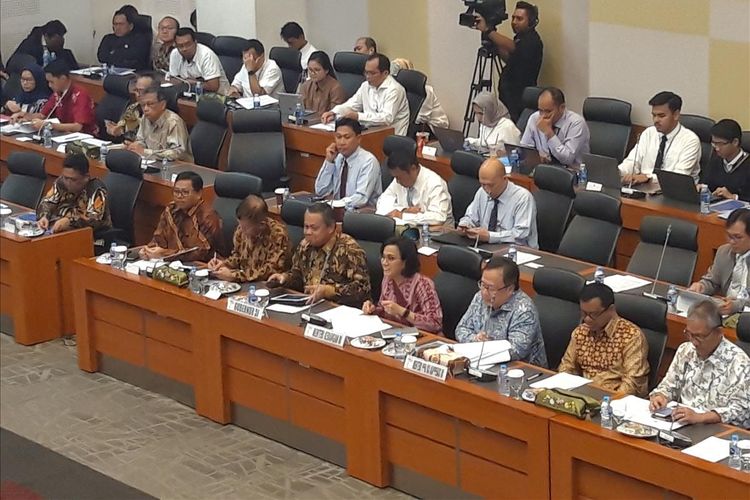 Gubernur BI Perry Warjiyo, Menteri Keuangan Sri Mulyani Indrawati, Menteri PPN/Kepala Bappenas Bambang Brodjonegoro  ketika melakukan rapat kerja pengesahan postur RAPBN 2020 di Jakarta, Senin (8/7/2019).