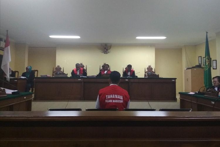 Muhammad Rusdi (21), terdakwa kasus pembunuhan Aldama Putra Pongkala, taruna tingkat 1 ATKP Makassar saat bersaksi di Pengadilan Negeri Makassar, Rabu (10/7/2019).