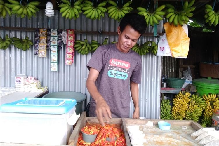 Tempat usaha  jualan bunga Budi tertelan bumi saat fenomena lumpur bergerak, Budi seorang pemuda di Sigi, tak mau berputus asa. Ia pun bangkit dengan berjualan bumbu dapur,Sabtu (13/7/2019).

