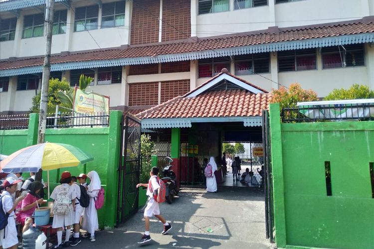 Suasana Sekolah Dasar Negeri Manggarai 05 Jakarta Selatan dihari pertama masuk sekolah tahun ajaran bari, Senin (15/7/2019)
