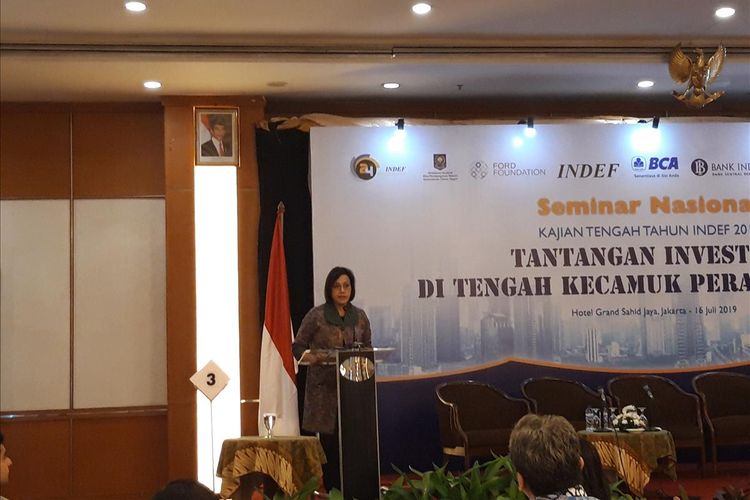 Menteri Keuangan Sri Mulyani Indrawati saat memberikan paparan dalam Seminar Nasional Tengah Tahun INDEF di Jakarta, Selasa (16/7/2019).