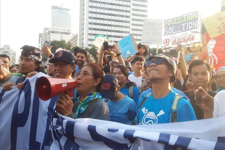 Menteri Kelautan dan Perikanan Susi Pudjiastuti ketika melakukan Pawai Anti Plastik di Jakarta, Minggu (21/7/2019).