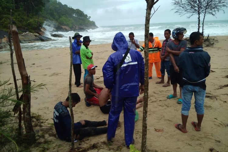 Dua orang warga yang dihempas ombak besar berhasil menyematkan diri, sementara satu orang lainnya hilang terseret gelombang, saat ini sedang dilakukan pencarian.