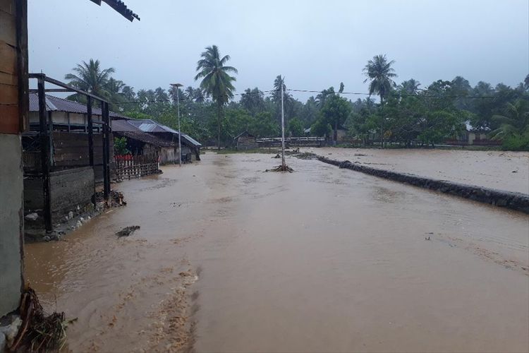 Sejumlah rumah di Desa Doro, Kecamatan Gane Barat, Kabupaten Halmahera Selatan, Maluku Utara terendam banjir, Selasa (23/07/2019)