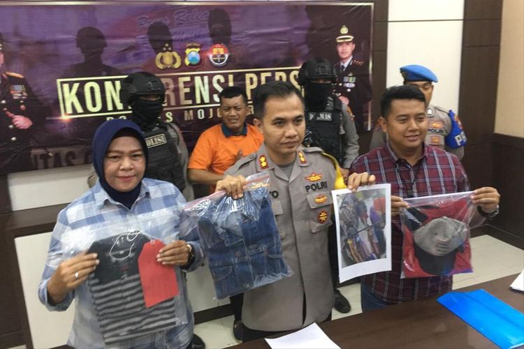 Kapolres Mojokerto Jawa Timur, AKBP Setyo Koes Heriyatno (tengah), pada Selasa (6/8/2019), menggelar konferensi pers setelah jajarannya berhasil meringkus pelaku pelecehan seksual remas payudara karyawati toko hijab yang terekam CCTV.