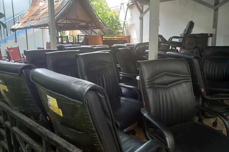 Sebanyak 45 kursi anggota DPRD Padang dimasukkan ke gudang karena terjadi kekosongan  anggota dewan, Rabu (7/8/2019)