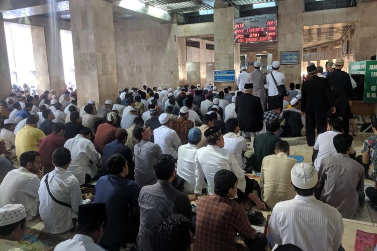 Warga mendengarkan khutbah Ustad Yusuf Mansur seusai pelaksanaan shalat id di Masjid Istiqlal pada hari raya Idul Adha 1440 Hijriah yang jatuh pada hari ini Minggu (11/8/2019).